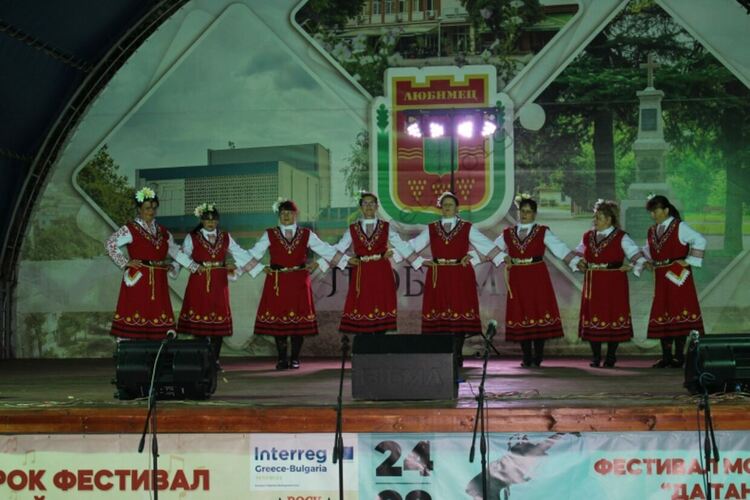 Танцьори от региона представиха красотата на българския танц 