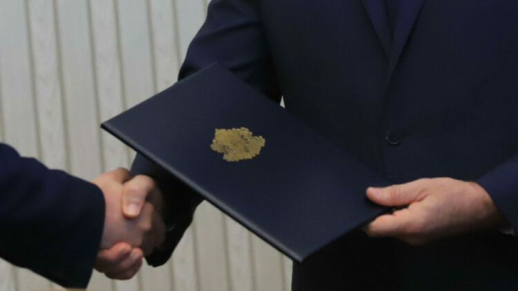 Без промяна в позициите на партиите преди връчването на третия мандат