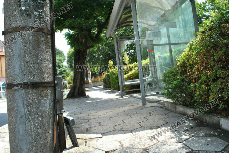 Хасковлия сигнализира за поредна счупена автобусна спирка