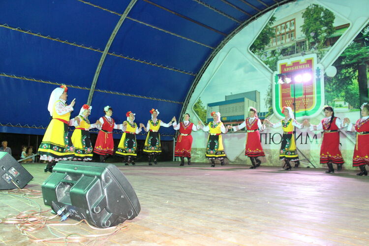 Танцьори от региона представиха красотата на българския танц 