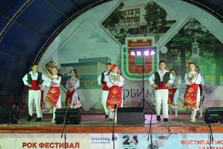 Танцьори от региона представиха красотата на българския танц 