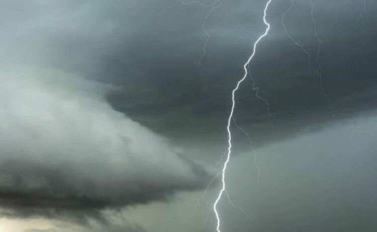 Мълния уби на място младеж в София