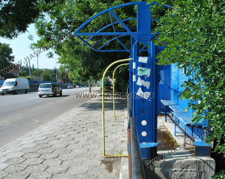 Хасковлия сигнализира за автобусна спирка със счупена козирка