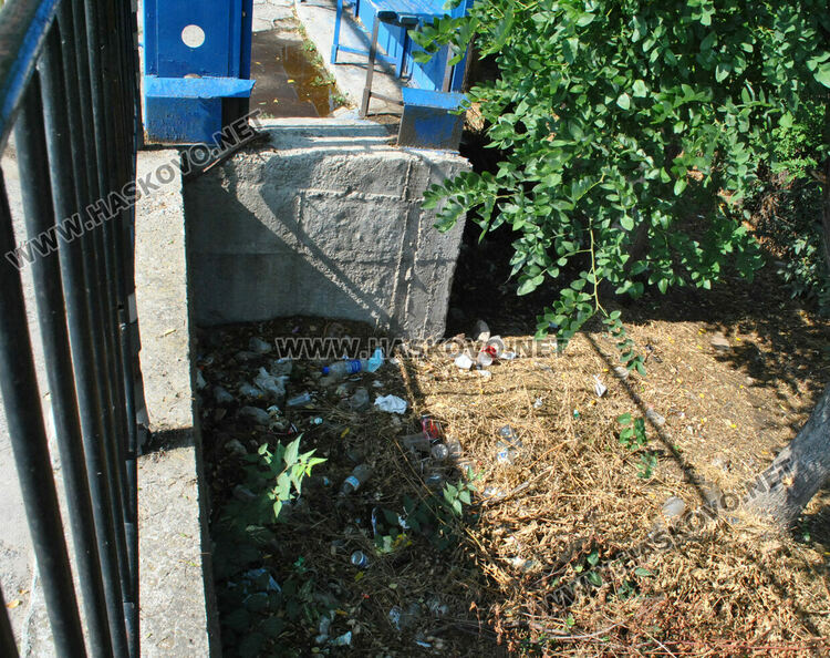 Хасковлия сигнализира за автобусна спирка със счупена козирка