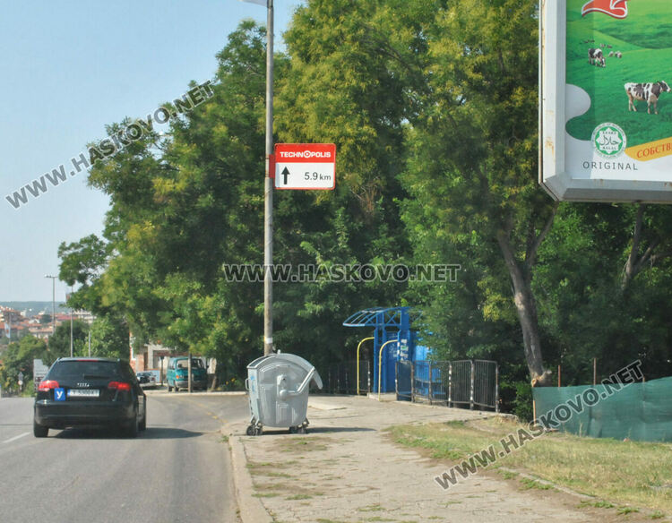 Хасковлия сигнализира за автобусна спирка със счупена козирка