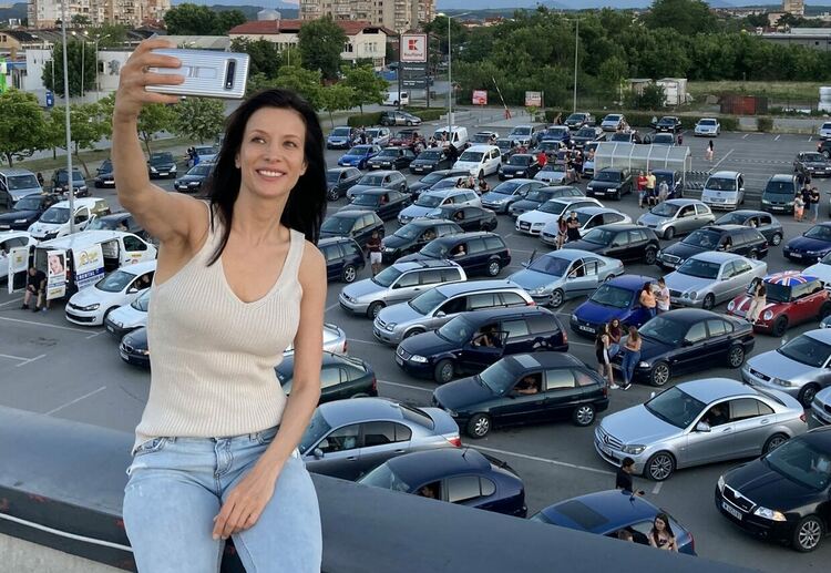 Хитови бг филми в два дни на безплатно автокино в Хасково и среща с Яна Маринова и Сано