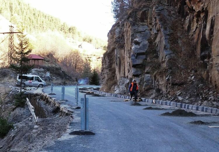 Продължава ремонтът на пътя за Кръстова гора. Алтернативният маршрут е Чепеларе - Рожен – Лъки