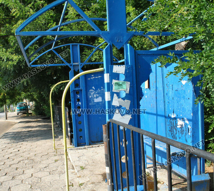 Хасковлия сигнализира за автобусна спирка със счупена козирка