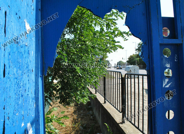 Хасковлия сигнализира за автобусна спирка със счупена козирка