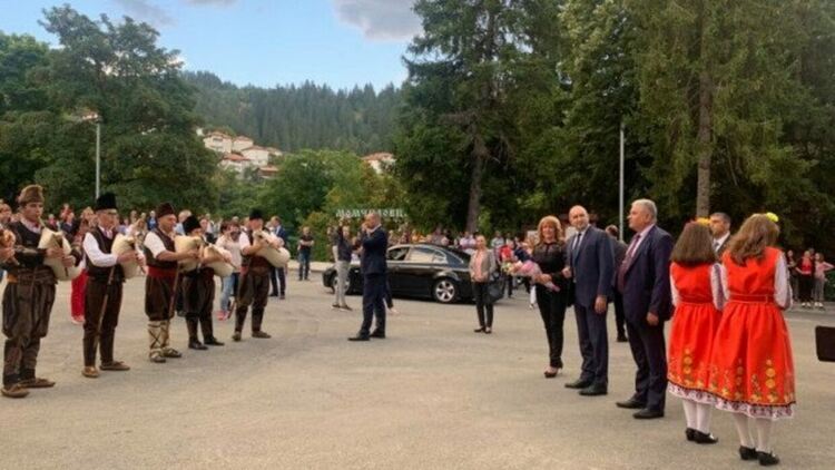 Посрещат президентът Радев с пълни площади и каба гайди