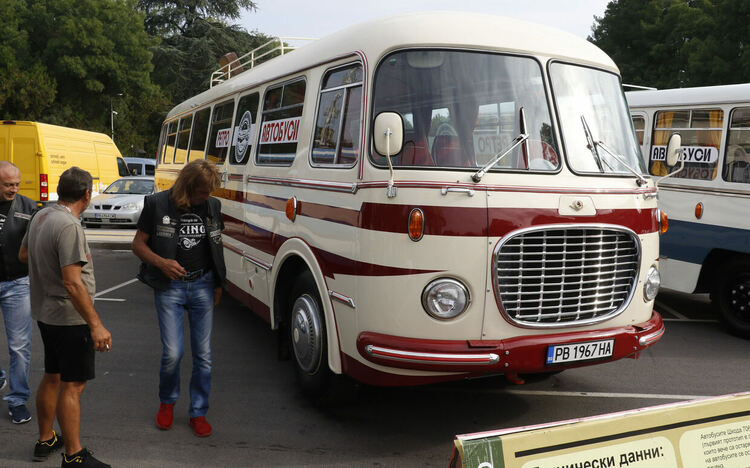 Ретро автобуси показаха в Димитровград