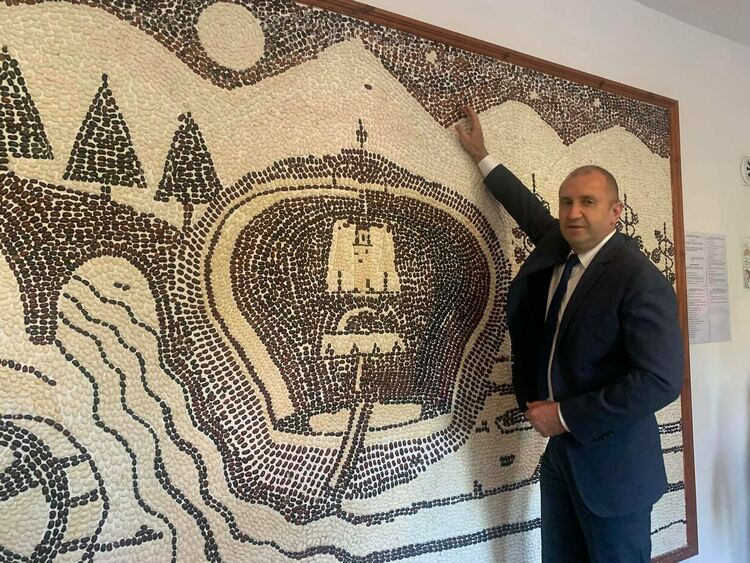 За гордост! В Смилян 23045 залепиха фасулево зърно, паното отива за рекордите Гинес