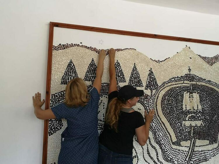 За гордост! В Смилян 23045 залепиха фасулево зърно, паното отива за рекордите Гинес