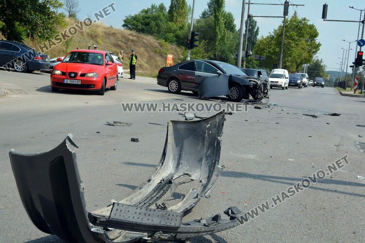 Зрелищна катастрофа до АГО с две коли, изяснява се коя е минала на червен светофар