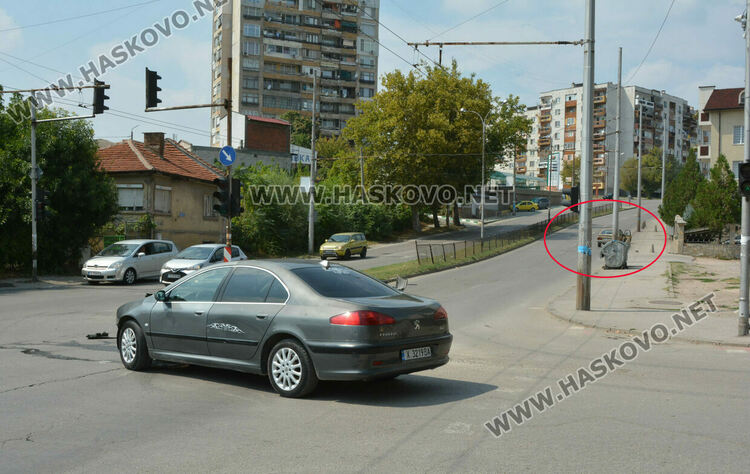 Зрелищна катастрофа до АГО с две коли, изяснява се коя е минала на червен светофар