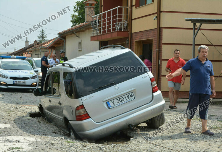 Земята в „Болярово“ пак се отвори, този път пострада семейство с джип