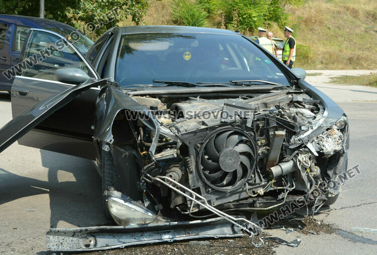 Зрелищна катастрофа до АГО с две коли, изяснява се коя е минала на червен светофар