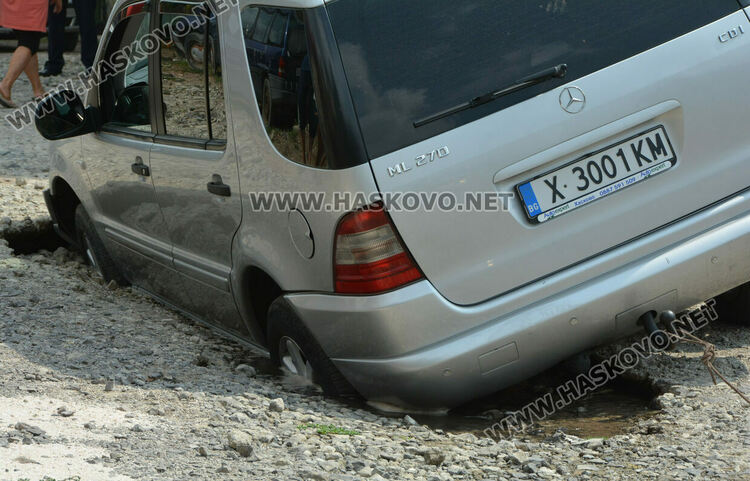 Земята в „Болярово“ пак се отвори, този път пострада семейство с джип