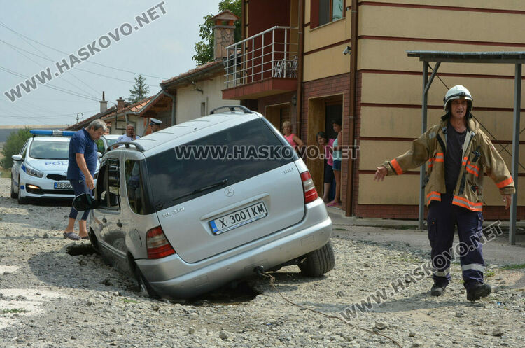 Земята в „Болярово“ пак се отвори, този път пострада семейство с джип