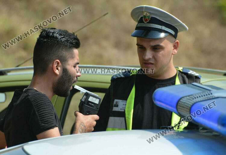 Зрелищна катастрофа до АГО с две коли, изяснява се коя е минала на червен светофар