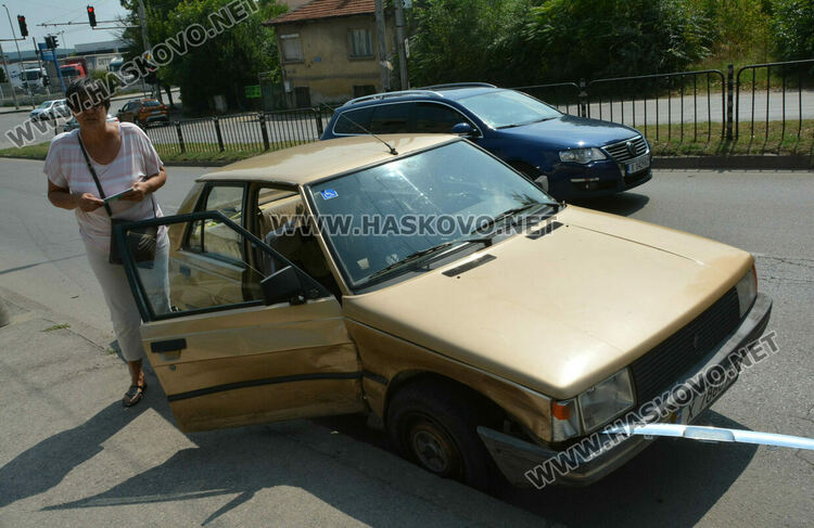 Зрелищна катастрофа до АГО с две коли, изяснява се коя е минала на червен светофар