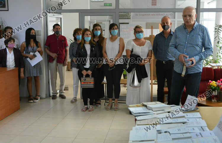 Подредиха изложба от книги с автографи на видни личности