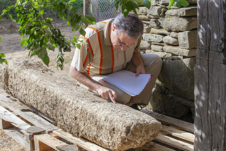 Николай Шаранков разчита надписа