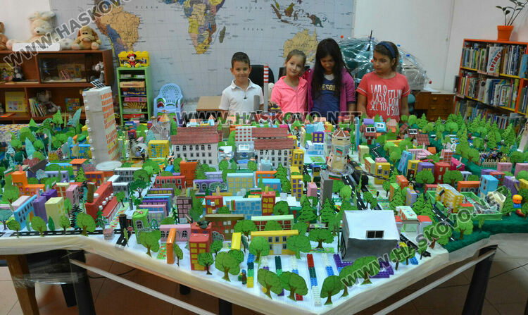 Изработиха макет на Димитровград от пластмаса и картон