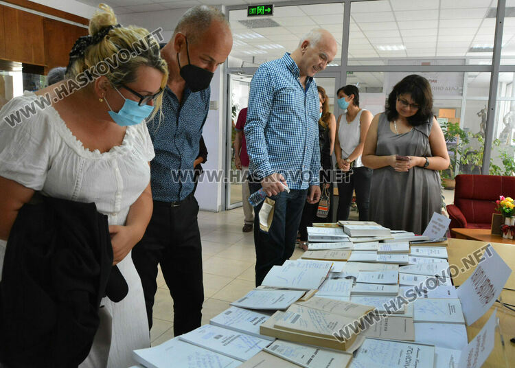 Подредиха изложба от книги с автографи на видни личности