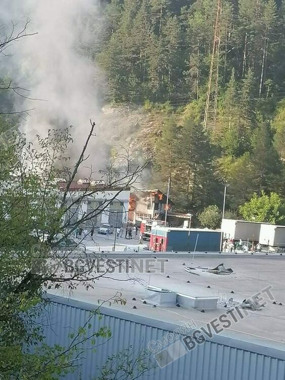 Горяха склад и плевня в Смолян. Изгоряха автосервиз и лека кола
