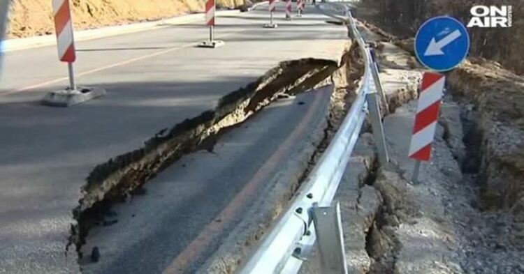 Работи се по пропадналата част от пътя Рударци-Кладница, твърдят от АПИ