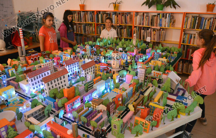 Изработиха макет на Димитровград от пластмаса и картон