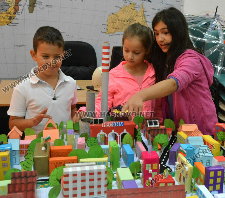 Изработиха макет на Димитровград от пластмаса и картон