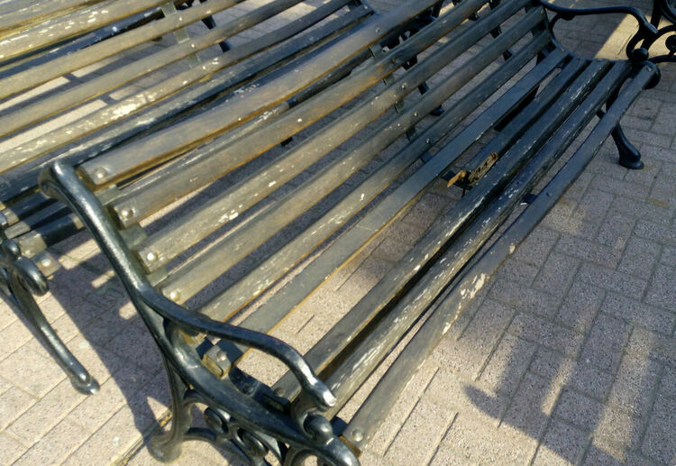 Момчета потрошиха маса и пейки в парк, 16-годишен сви батерия от магазин