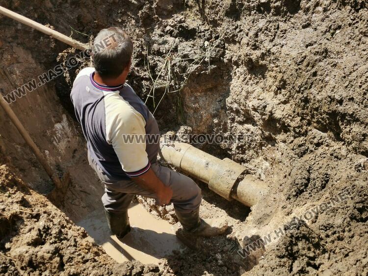 ВиК отстранява авария в нива със слънчоглед край &bdquo;Болярово&ldquo;