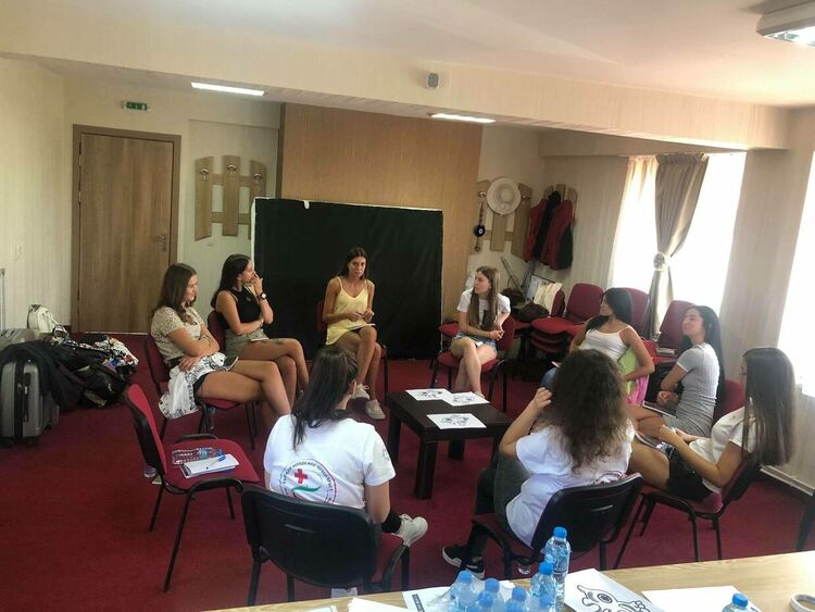 Обучават млади доброволци за борба срещу противообществени прояви