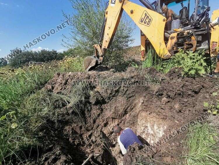 ВиК отстранява авария в нива със слънчоглед край &bdquo;Болярово&ldquo;