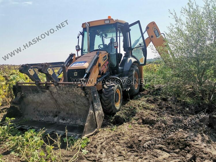 ВиК отстранява авария в нива със слънчоглед край &bdquo;Болярово&ldquo;