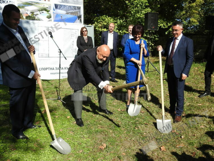 Караянчева:Не държавата ,а общината бави старта на новата спортна зала