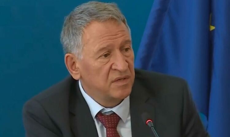 Здравният министър обяви нови противоепидемични мерки