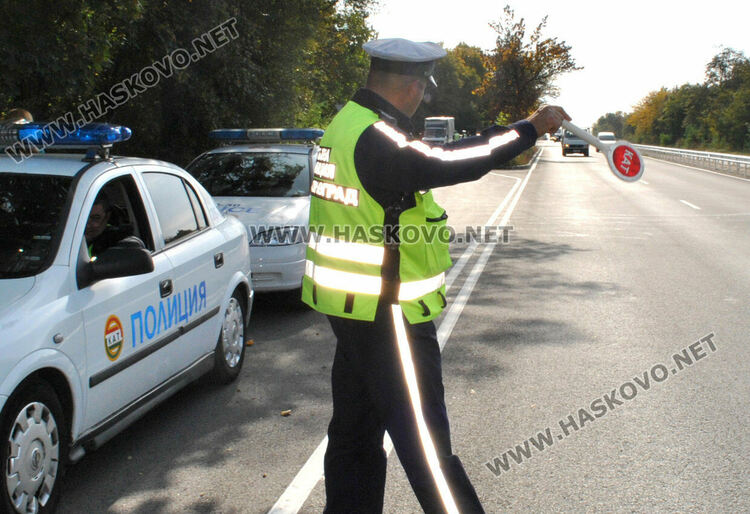 Задържаха шофьор с 1.99 промила и водач с отнета книжка