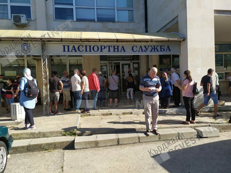 Приемат заявления за смяна на шофьорските книжки в Паспортна служба