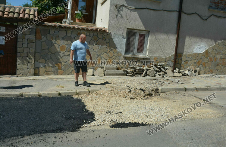 ВиК и „Екопрогрес“ асфалтират една дупка в Хасково