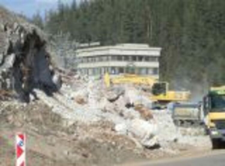 Ограничено е движението по пътя Югово - Лъки