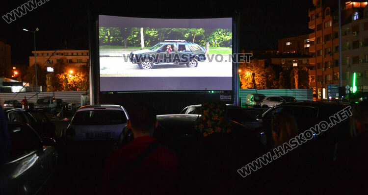 Първото автокино в Хасково събра десетки почитатели 