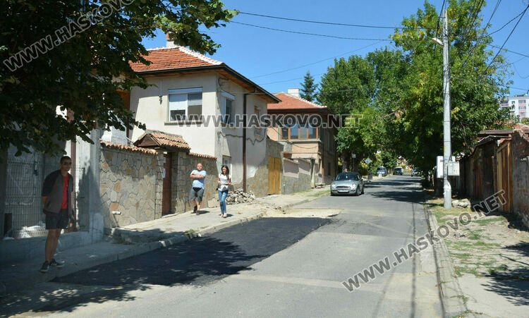 ВиК и „Екопрогрес“ асфалтират една дупка в Хасково