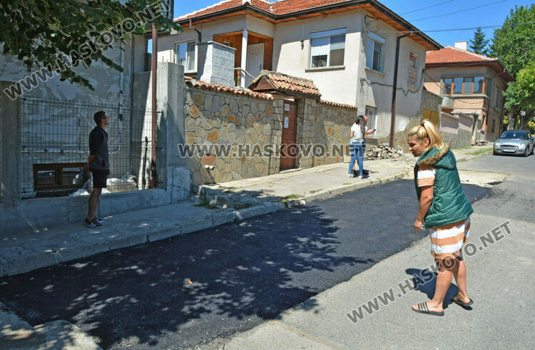 ВиК и „Екопрогрес“ асфалтират една дупка в Хасково