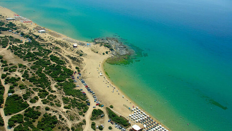 Трима ранени при стрелба в бар на плажа в Кавала