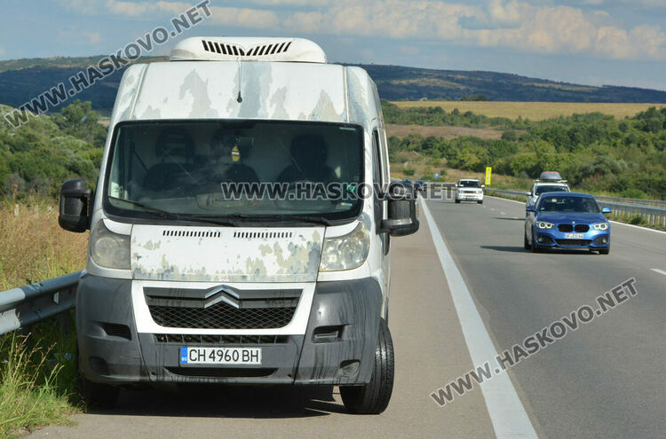 Микробус изпуши на магистрала „Марица“