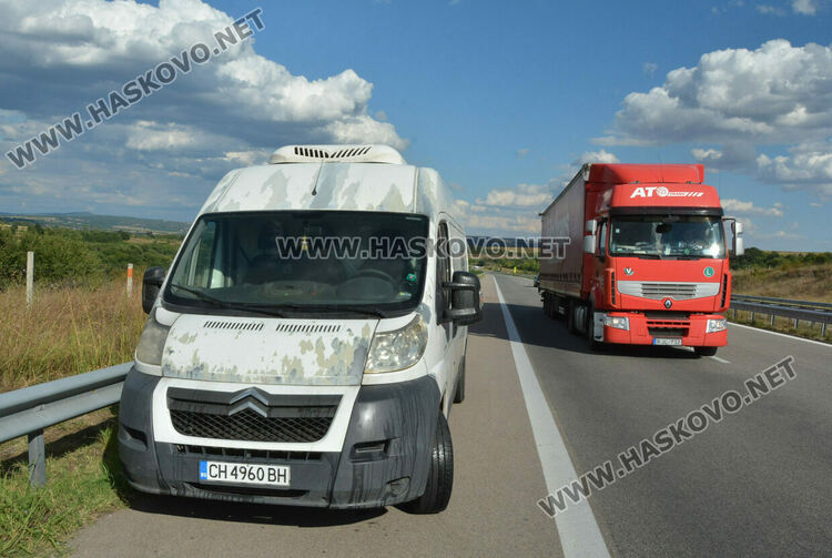 Микробус изпуши на магистрала „Марица“